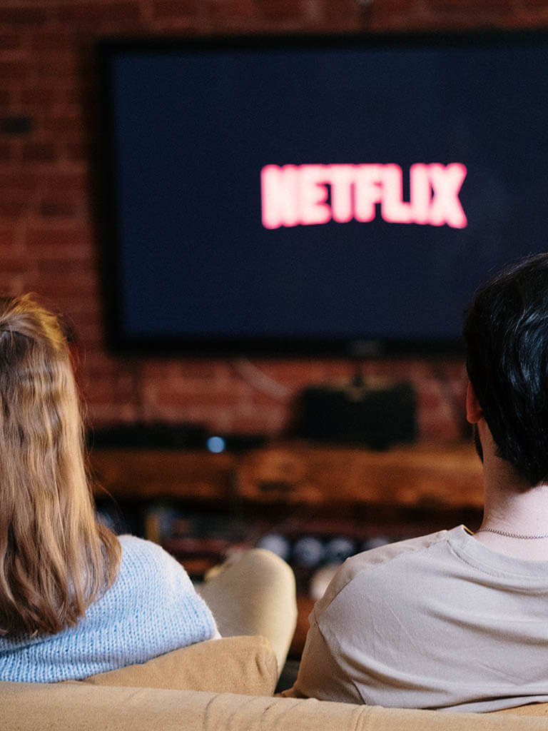10 filmes e 10 séries para assistir e relaxar