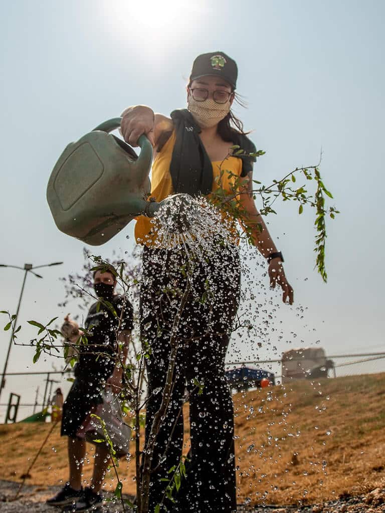 Ação da Vanguard faz o plantio de mudas no entorno do Upper Parque das Águas