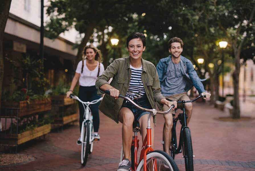 Jovens andando de bicicleta em Porto Alegre