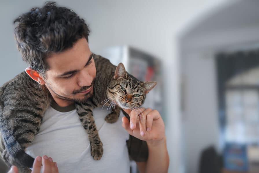 homem acariciando seu pet