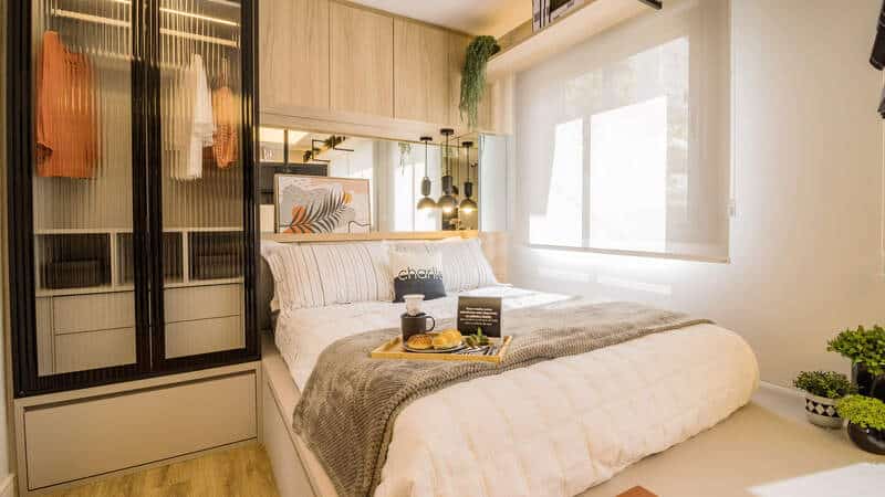 quarto aconchegante com armário transparente e café da manhã na cama