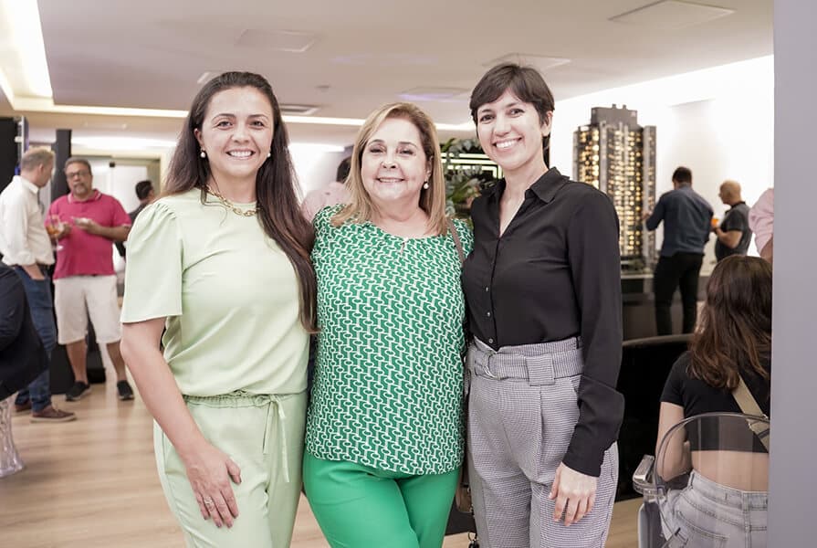 mulheres posam no Arch jardim 