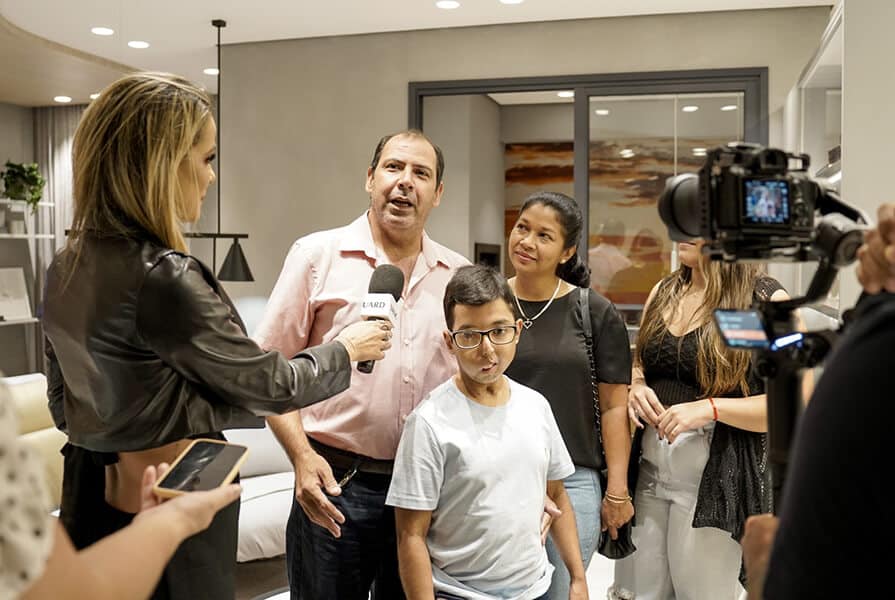 casal dando entrevista a tv