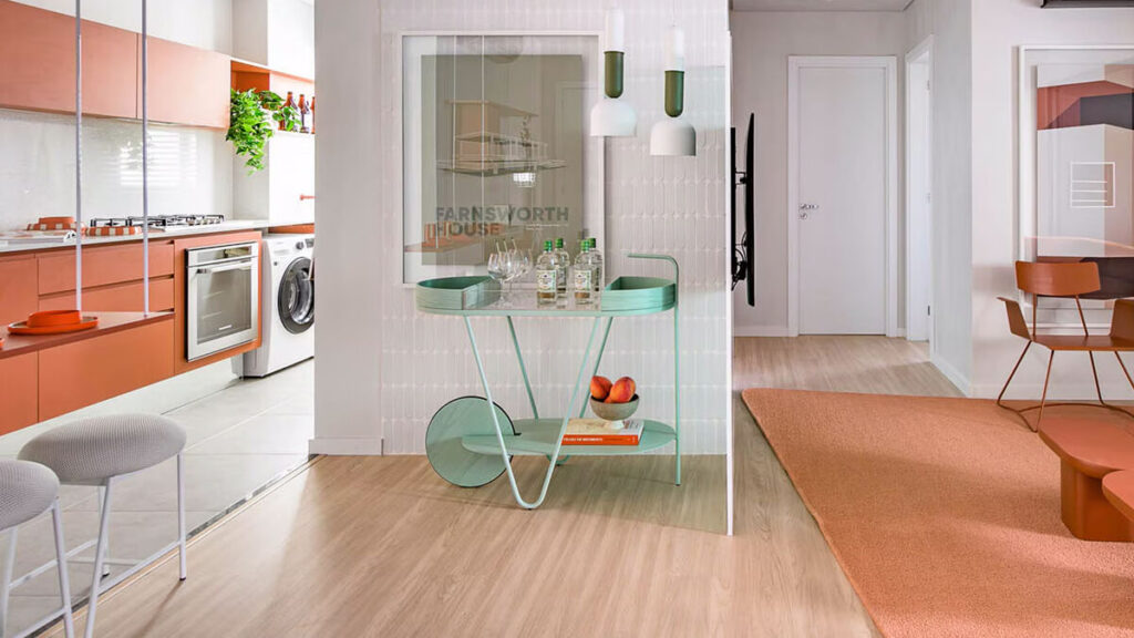 Cozinha moderna com detalhes em tons laranja e verde