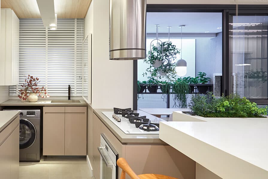 apartamento com horta embutida no balcao da cozinha 