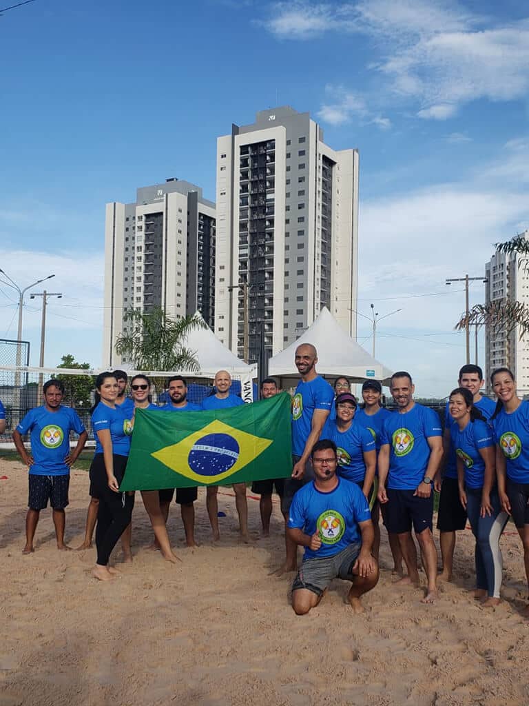 Quadra de areia é inaugurada na praça da Vanguard com torneio de beach tennis