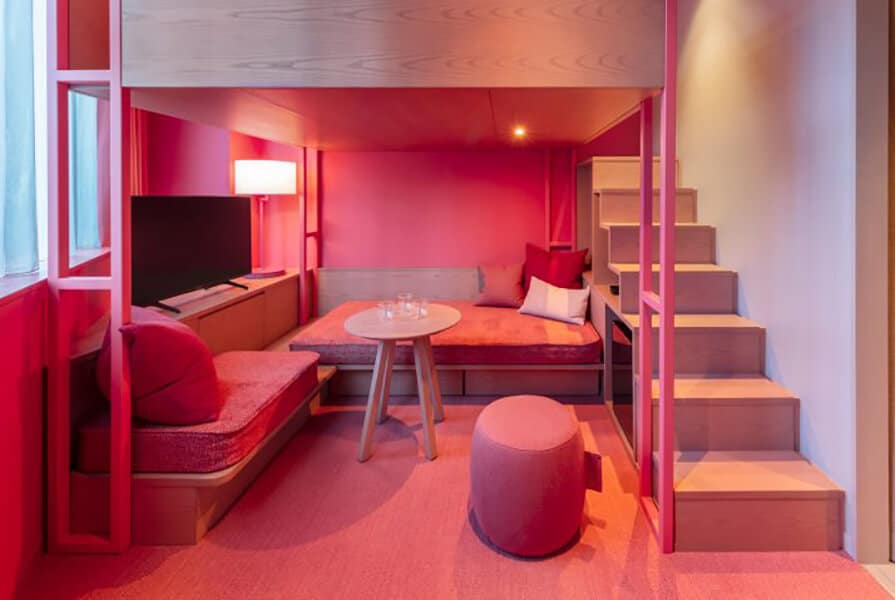 Quarto montessoriano todo em Viva Magenta