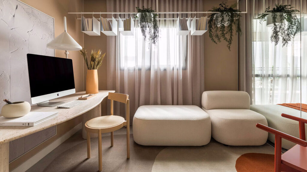 Escritório moderno com mesa e cadeira em madeira.
