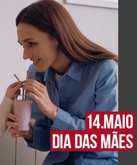 Uma mãe carinhosa tomando bebida com filha pequena