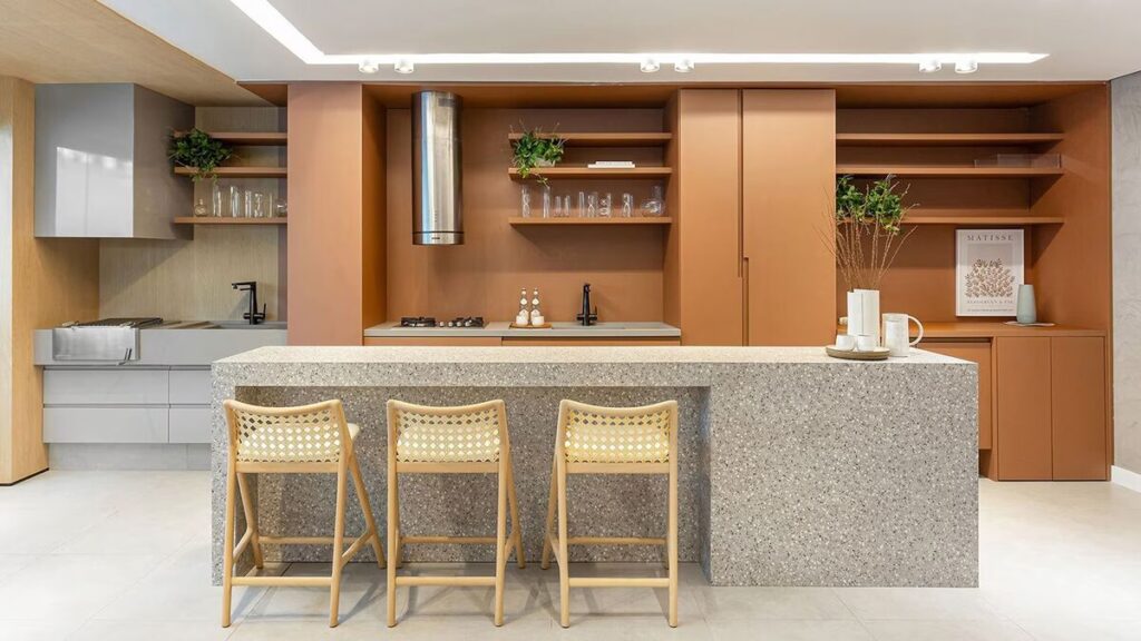 Cozinha moderna com ilha e bancos em madeira