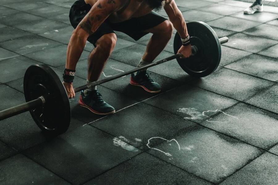 Homem levantando peso praticando crossfit