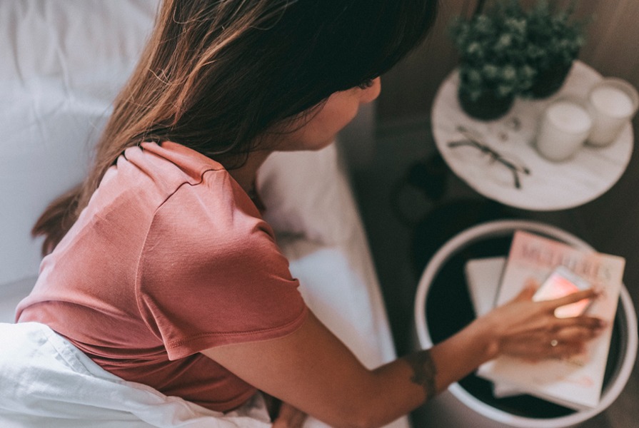 mulher acordando desligando despertador no celular