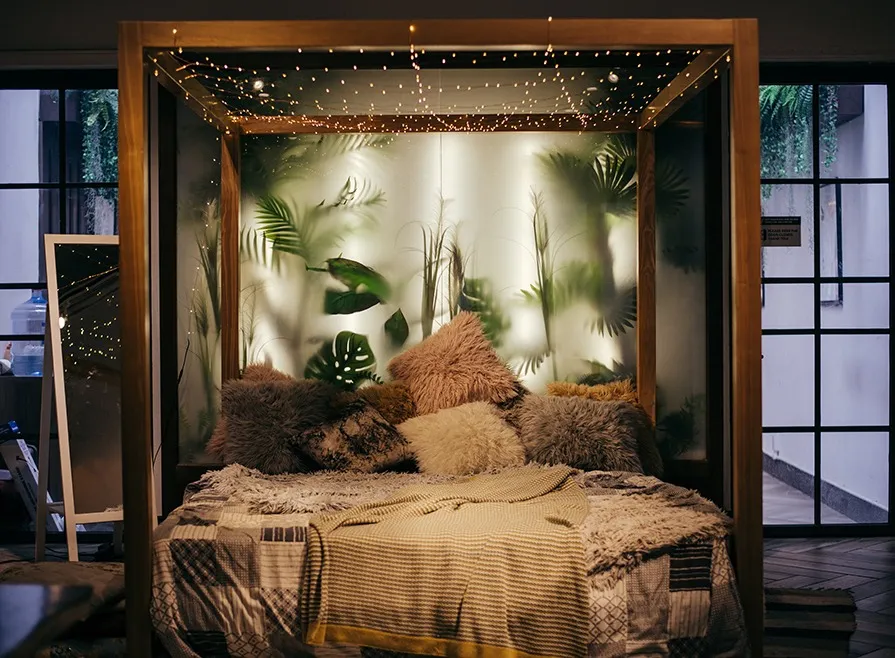 Quarto com decoração emotiva de plantas ao fundo