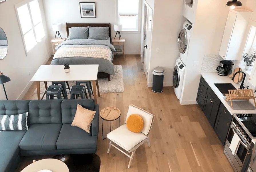 apartamento studio mobiliado com cama sofá e cozinha