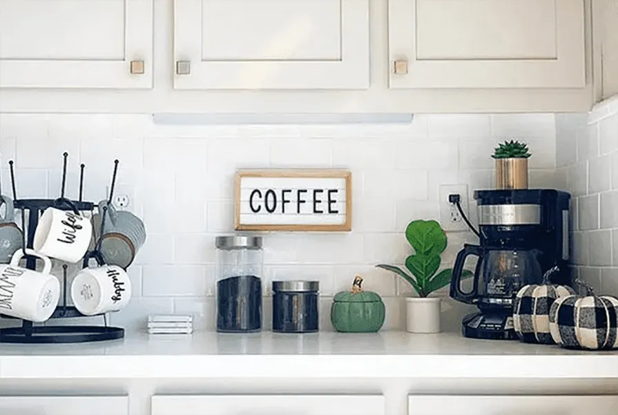 Cozinha com espaço para café e detalhes em branco