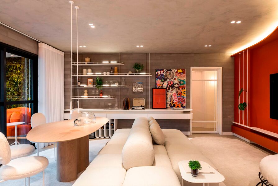 Sala de estar moderna com sofá e decoração vibrante