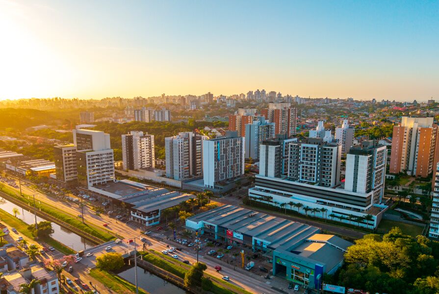 Vista aérea de cidade moderna ao pôr do sol