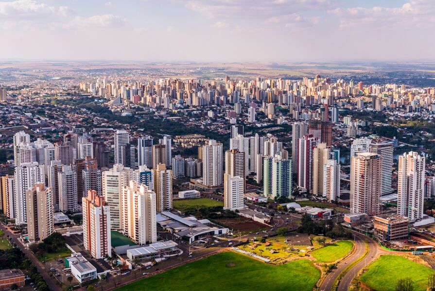 Vista panorâmica de cidade com muitos prédios altos.