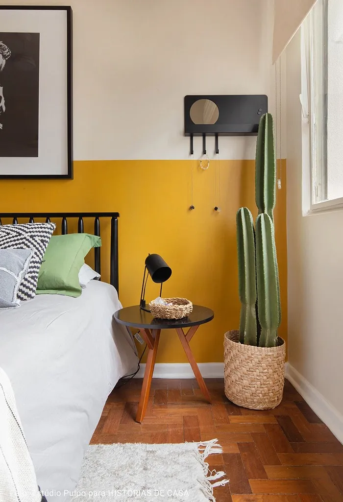 quarto com vaso de cáctus verdes e parede amarela, cores que combinam com amarelo