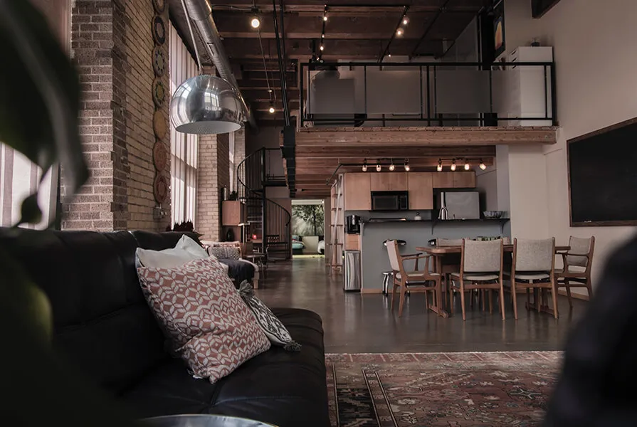 loft com estilo industrial e tijolos a mostra 