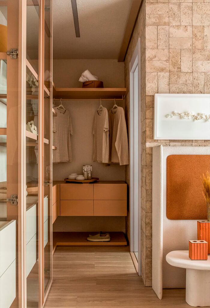 Closet moderno com armários em tons neutros