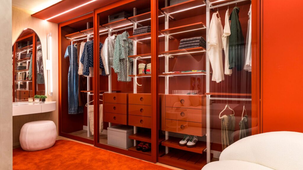 Closet moderno com prateleiras organizadas e roupas