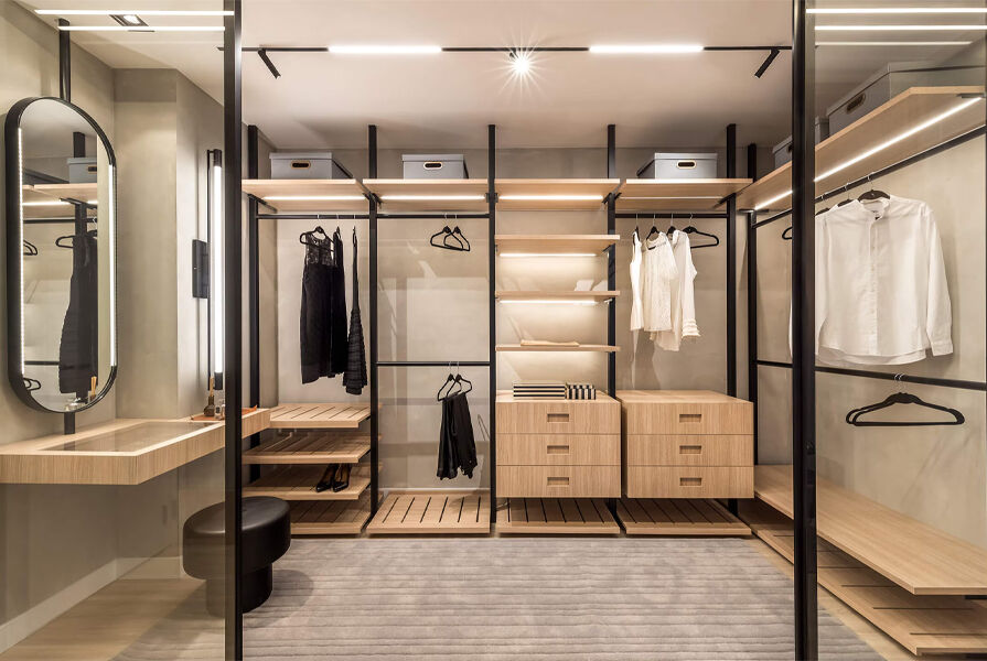 Closet moderno com prateleiras e roupas organizadas