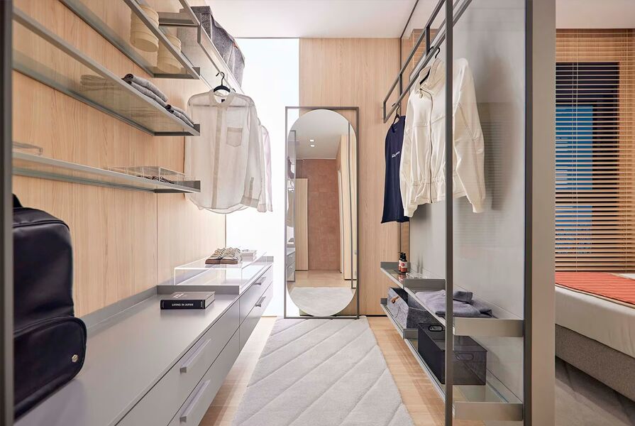 Cômoda moderna e roupas organizadas em closet vermelho