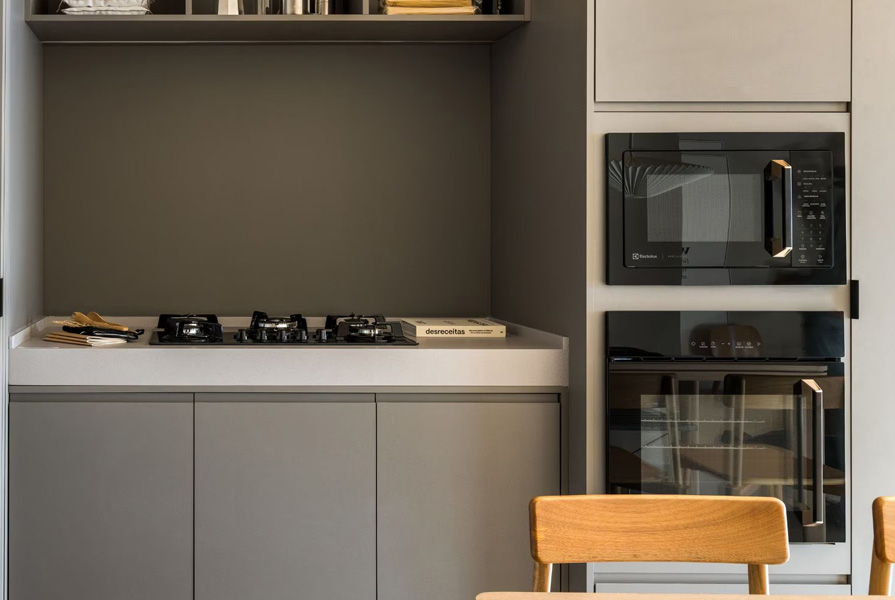 Cozinha moderna com fogão e eletrodomésticos pretos
