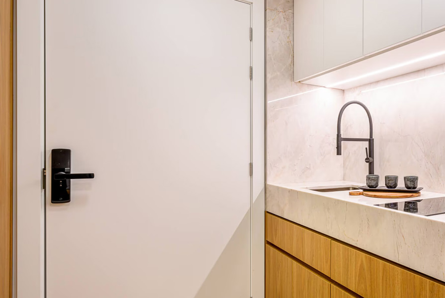 Porta branca e bancada de cozinha moderna em mármore
