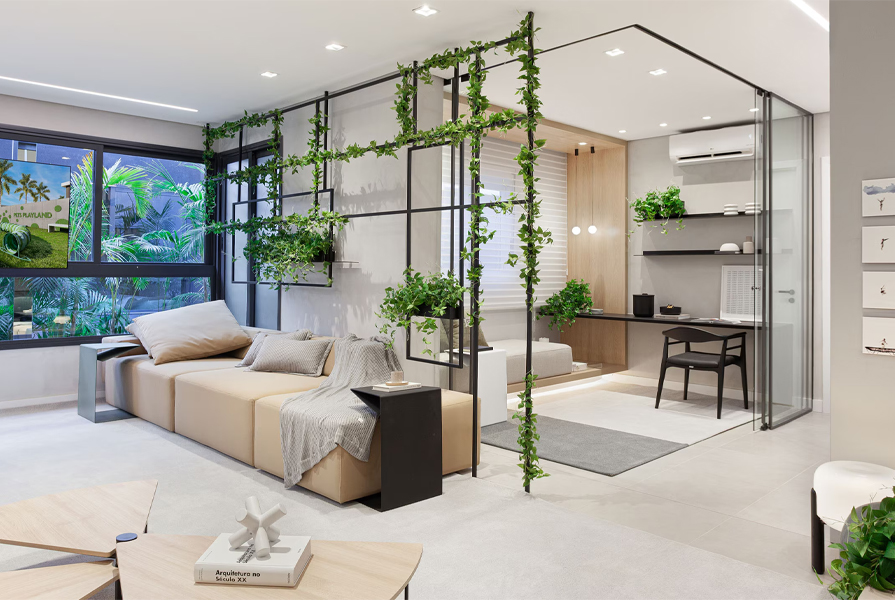 Sala moderna com plantas e área de trabalho integrada