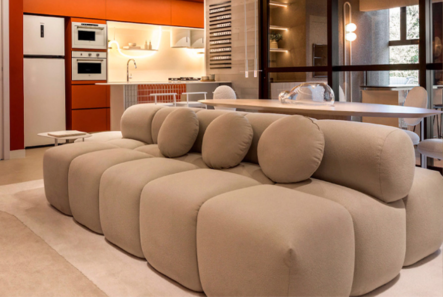 Sofá moderno e arredondado em sala de estar elegante