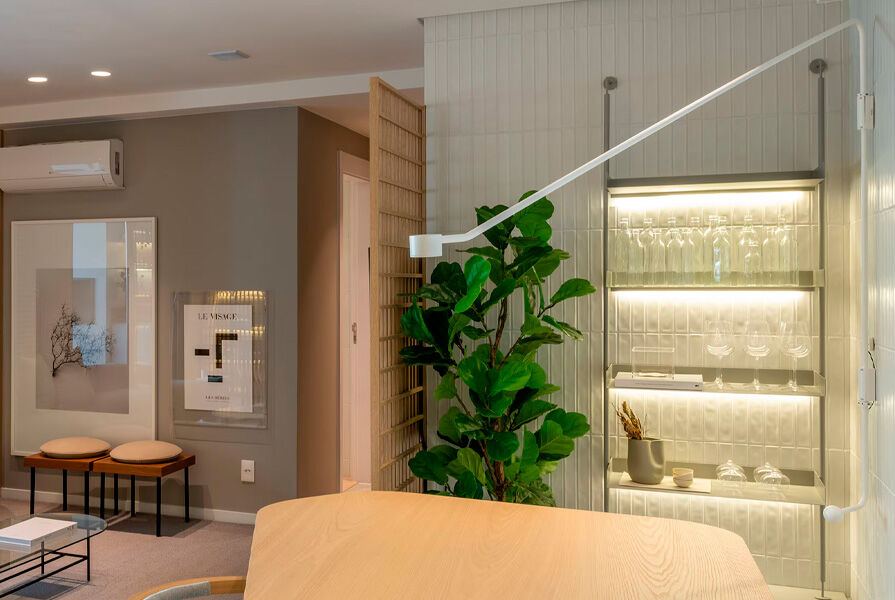 Ambiente moderno com detalhes em madeira e plantas decorativas.