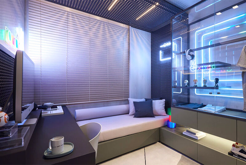 Quarto moderno com iluminação neon e decoração chic.