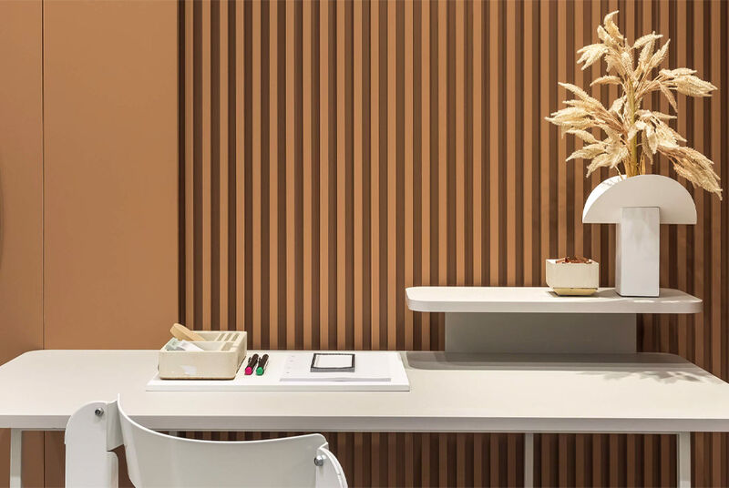 Escritório moderno com mesa e decoração minimalista.