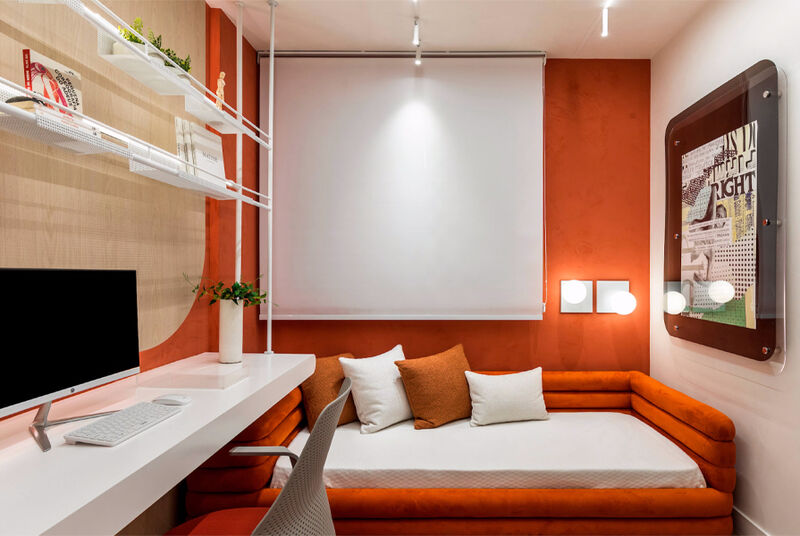 Quarto moderno com sofá laranja e mesa de trabalho