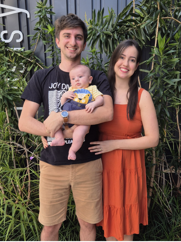 Matheus Clemes, engenheiro civil e assessor da Vanguard Londrina, com sua esposa e seu filho.