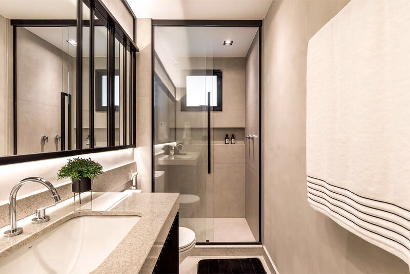 Banheiro moderno com ducha e decoração minimalista