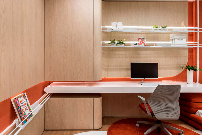 Escritório moderno com móveis em madeira e detalhes laranja.