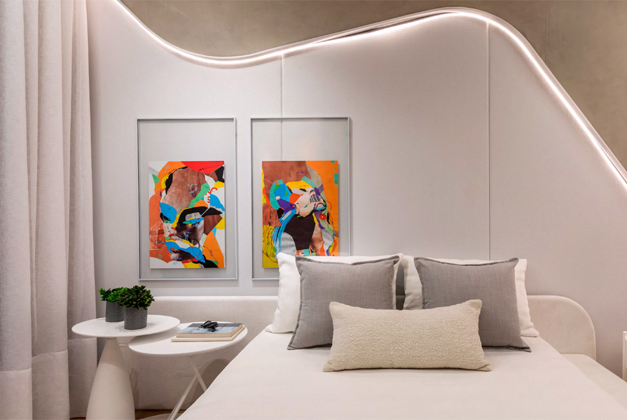 Quarto moderno com arte colorida nas paredes