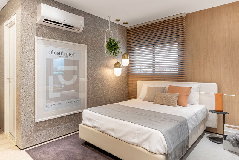 Quarto moderno com decoração minimalista e ar condicionado