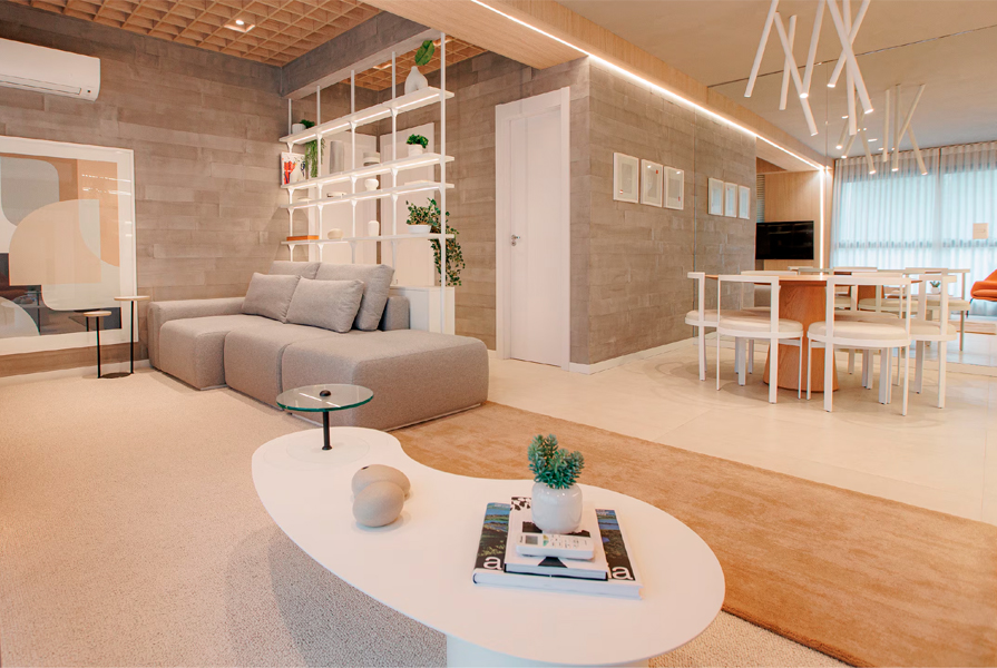 Sala moderna com sofá, mesa e decoração minimalista