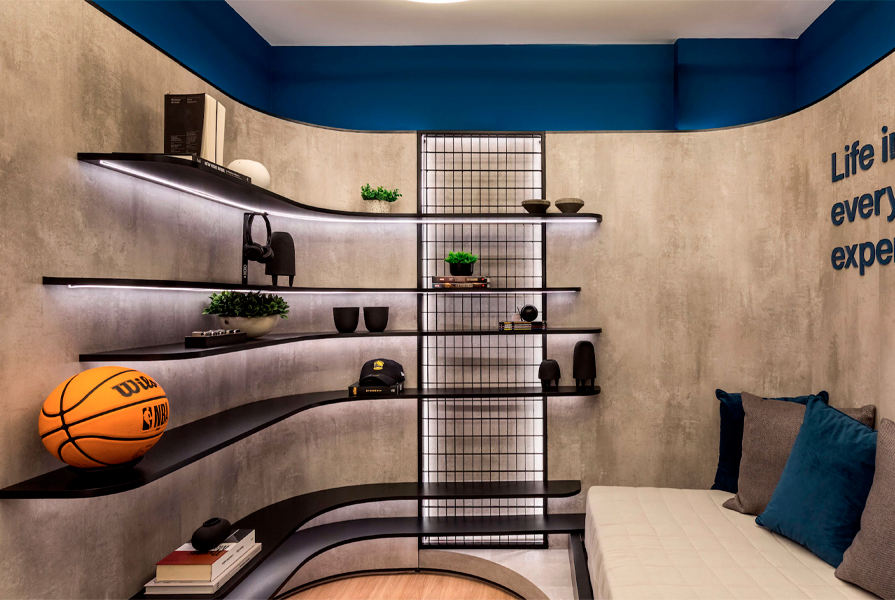 Sala moderna com prateleiras e bola de basquete.