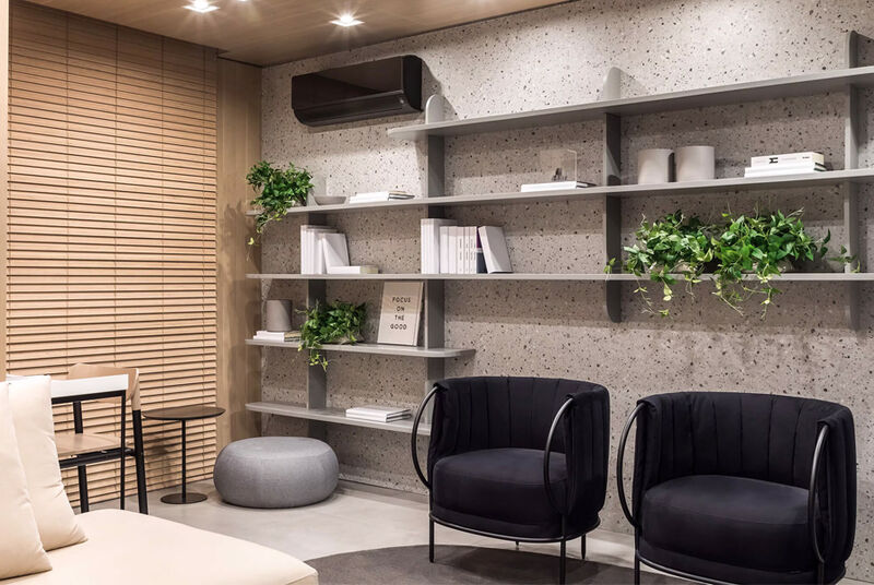 Sala moderna com prateleiras e cadeiras confortáveis