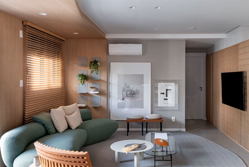 Sala de estar moderna com sofá curvo e decoração minimalista