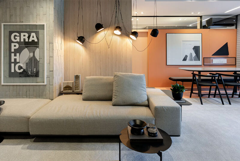 Sala moderna com sofá e decoração minimalista