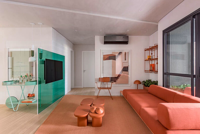 Sala moderna com sofá laranja e decoração minimalista