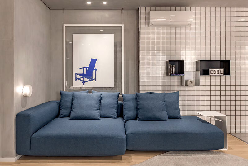 Sofá azul em ambiente moderno e minimalista.