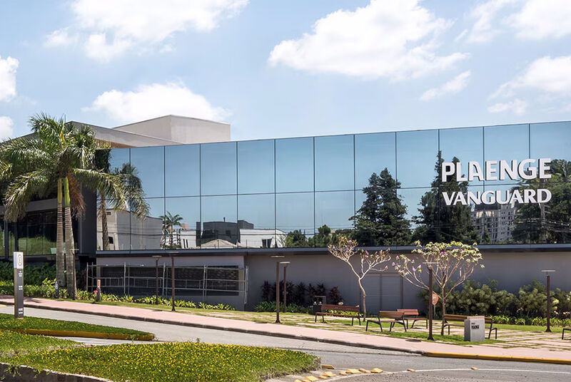 Edifício moderno da Plaenge Vanguard com vidro espelhado.