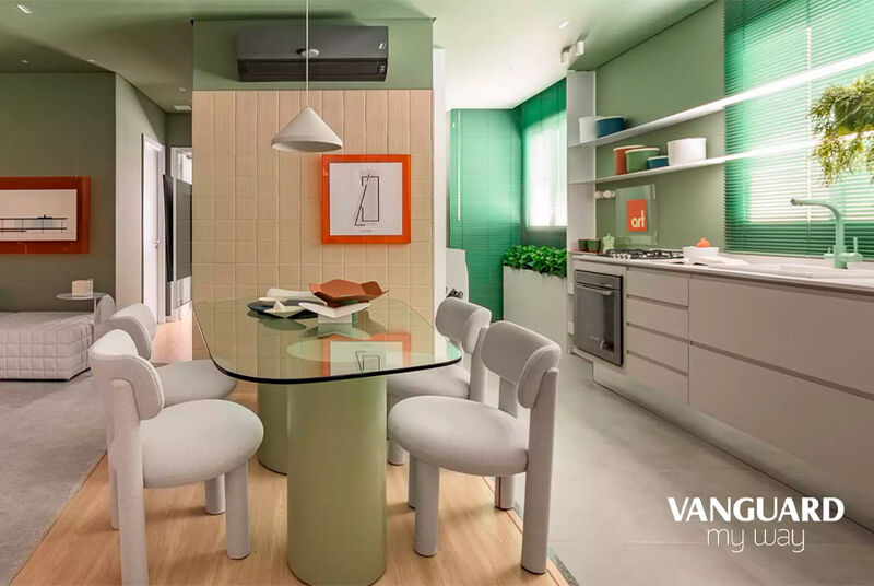 Cozinha moderna com mesa e cadeiras brancas